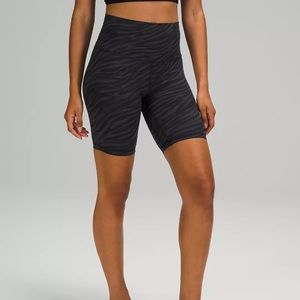 LULULEMON ALIGN™ HIGH RISE SHORT 6" *POCKETS
Le Tigre Camo Deep Coal Multi